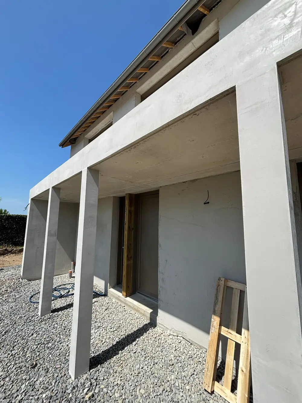 Maison individuelle neuve en construction par KVM Construction — structure béton et préau, Bretagne