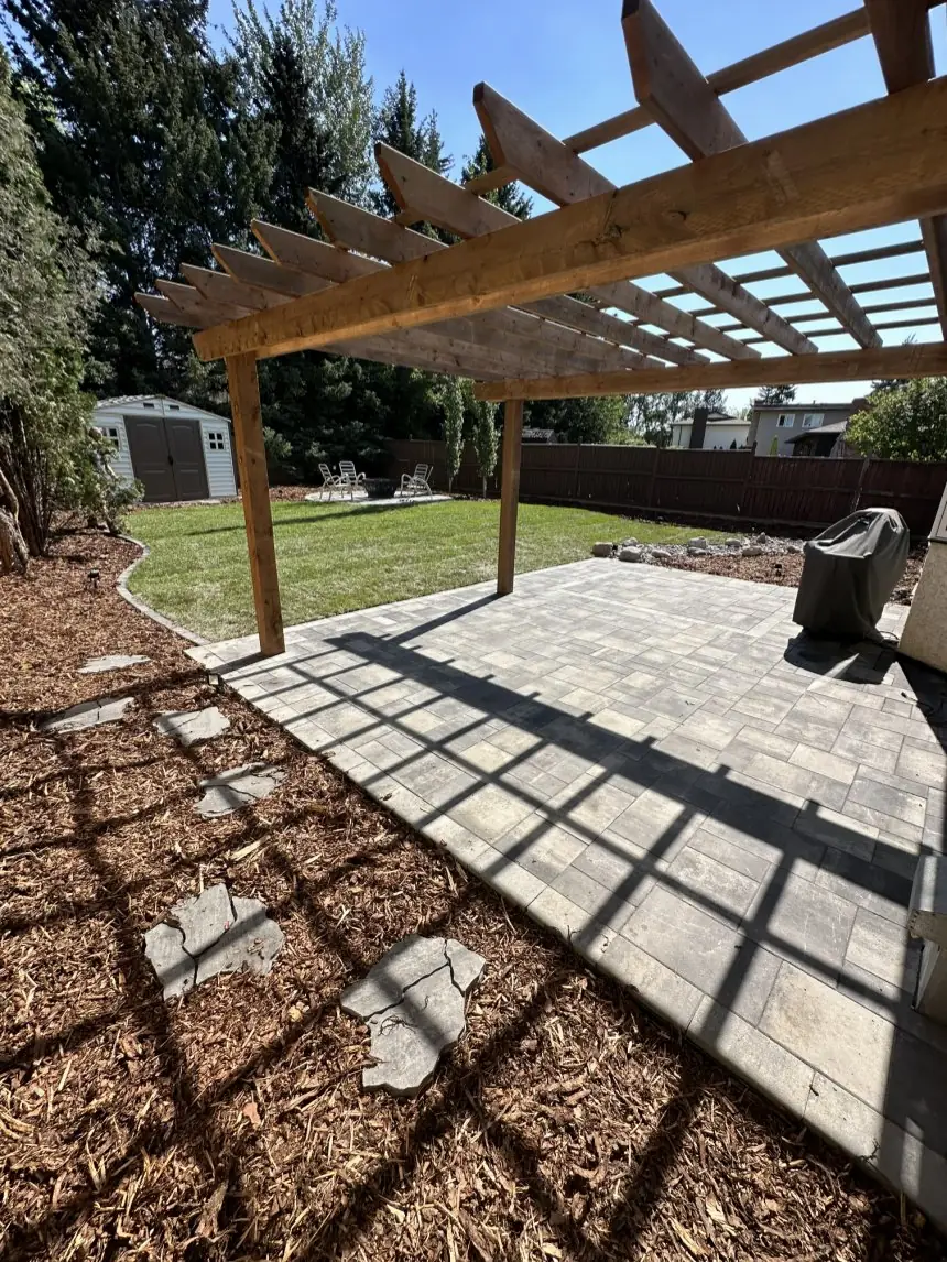 Aménagement extérieur avec pergola par KVM Construction en Ille-et-Vilaine