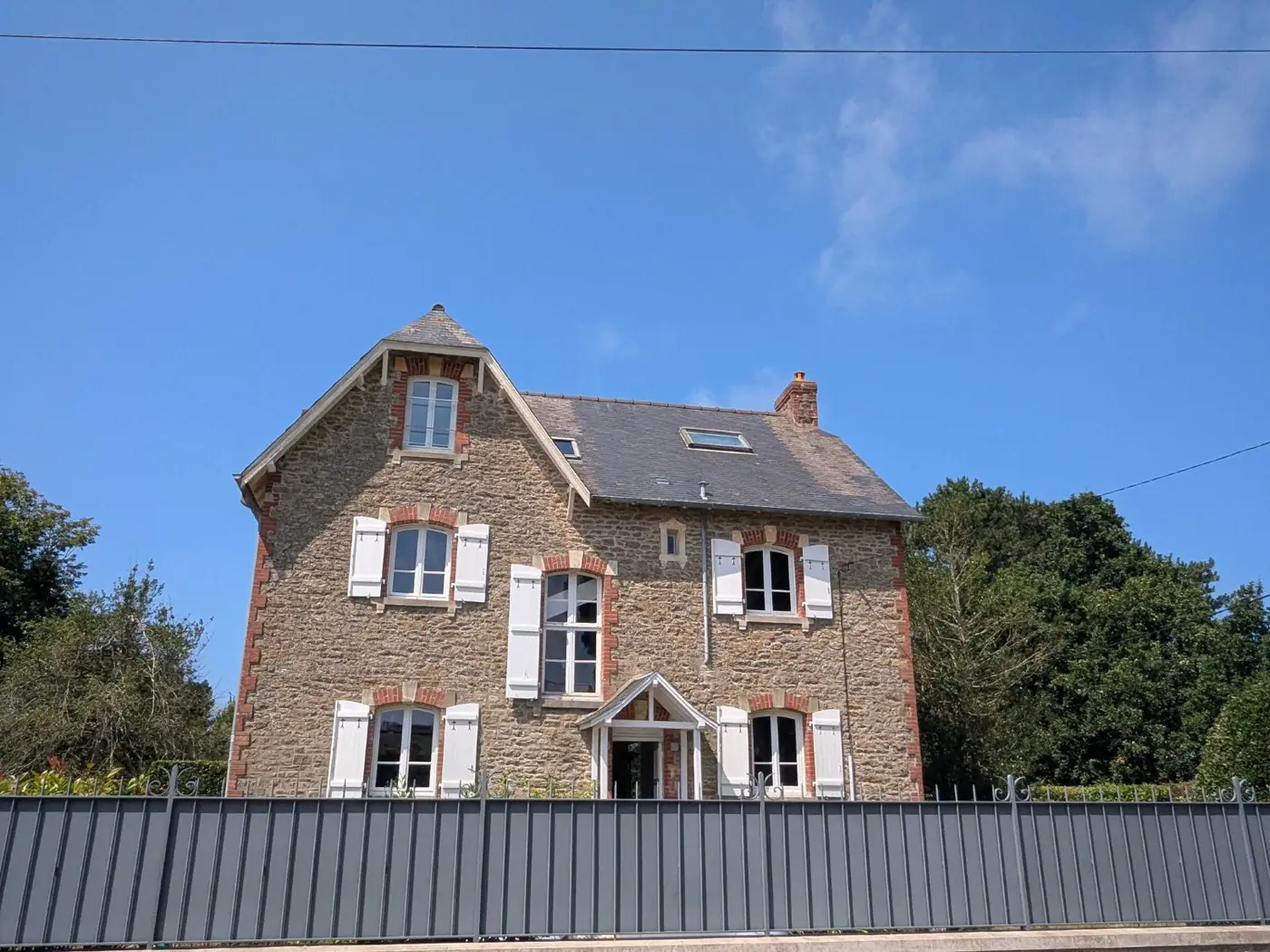 Maison en pierre avec grande verrière réalisée par KVM Construction en Ille-et-Vilaine