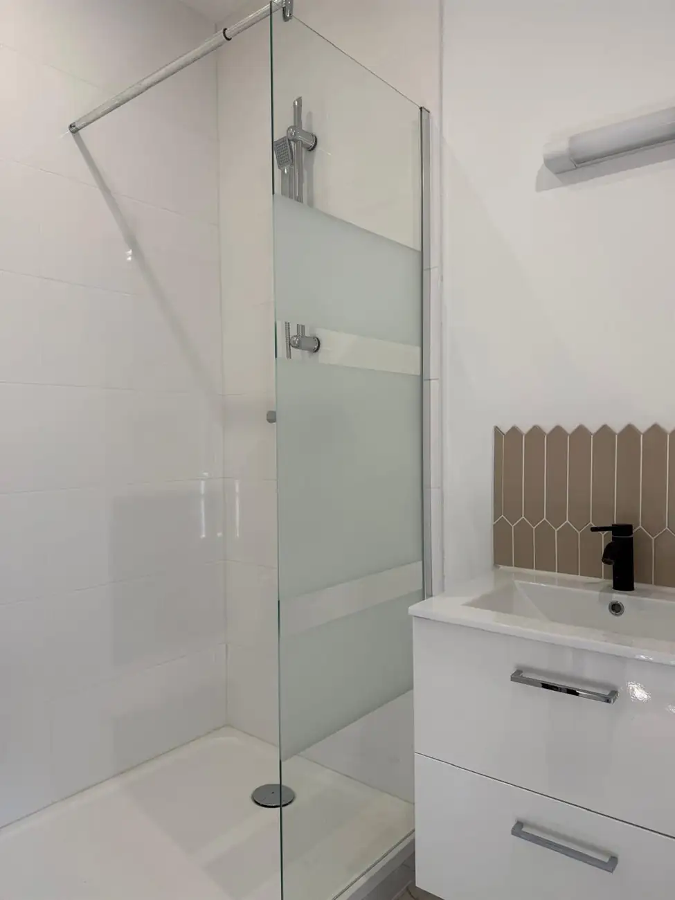 Salle de bain rénovée avec douche à l'italienne, Nozay